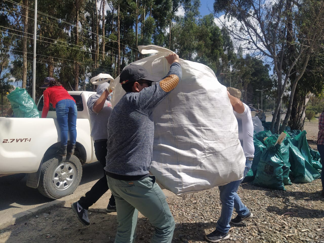 Servidores públicos de Desarrollo Productivo realizan tareas de limpieza en lugares turísticos de la Cumbre y Mallasa en La Paz